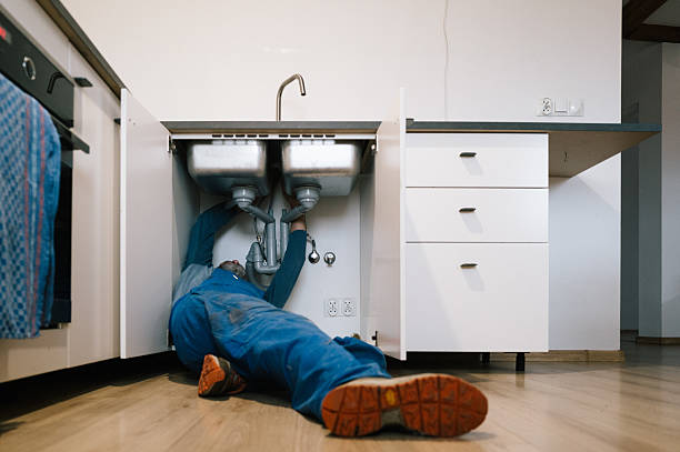Professional Emergency Plumber technician working in Dulac, LA